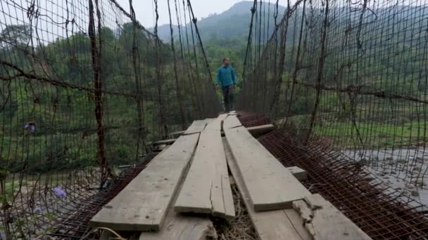 Delikanlı Sabahın Köründe Eski Demir Askı Köprüsünde Düz Açıyla Yürüyor — Stok video