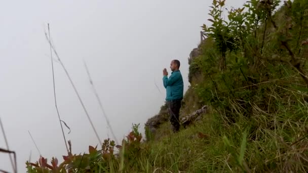Hombre Haciendo Yoga Roca Montaña Con Fondo Niebla Blanca Desde — Vídeo de stock