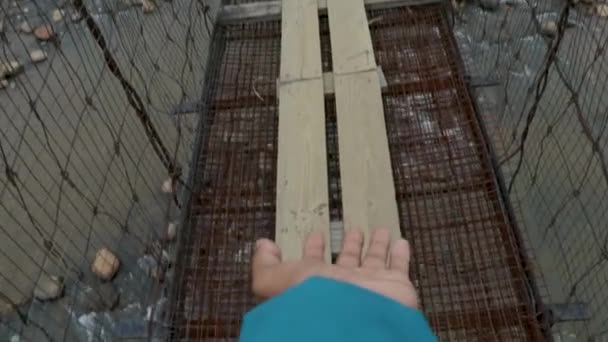 Jeune Homme Montrant Pont Suspendu Fer Vintage Matin Angle Plat — Video