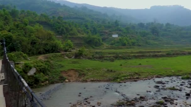 River Leading Misty Mountain Cloudy Sky Morning Flat Angle Video — Stock Video