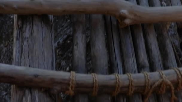 Традиционные Бамбуковые Лестницы Ведущие Ярко Голубому Небу Низкого Угла Видео — стоковое видео
