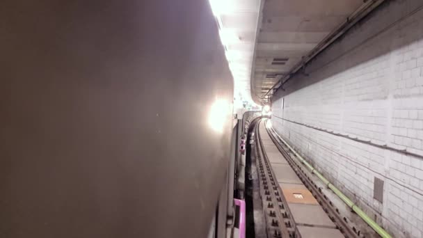 Düz Açıyla Gece Platforma Gelen Metro Treni Nisan 2022 Delhi — Stok video