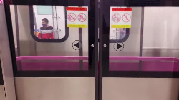 Metro Tren Puerta Entrada Apertura Con Ángulo Plano Imagen Noche — Vídeo de stock