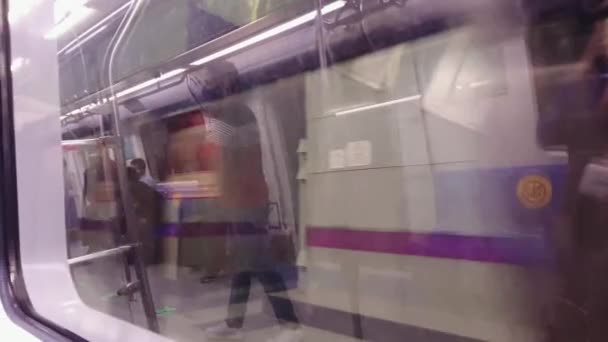 Metro Tåg Som Kör Mot Varandra Skuggan Från Platt Vinkel — Stockvideo