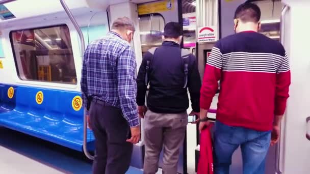 Los Pasajeros Que Bajan Del Tren Del Metro Estación Ángulo — Vídeos de Stock