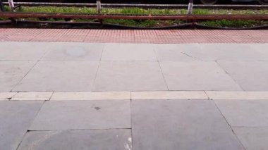 22 Mayıs 2022 'de Delhi tren istasyonu Hindistan' da, düz açılı videodan yola çıkan izole demiryolu yolcu vagonu çekilmiştir..