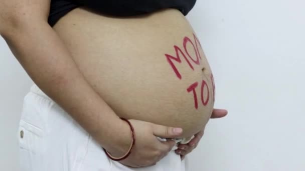 Junge Schwangere Frauen Zeigen Ihren Runden Bauch Mit Der Botschaft — Stockvideo