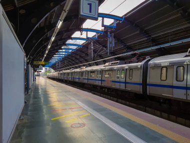 10 Nisan 2022 'de Delhi metro istasyonunda boş metro istasyonunda tek başına duran tren görüntüsü alındı..