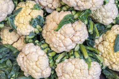 Farklı açılardan yaklaşan taze organik karnabahar.