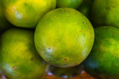 Farklı açılardan taze organik limon.