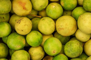 Farklı açılardan yaklaşan taze organik limonlar.