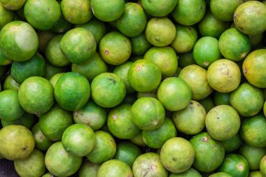 Farklı açılardan yaklaşan taze organik limonlar.