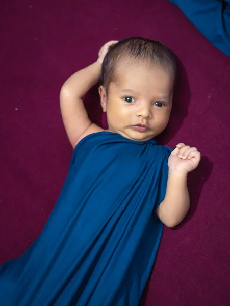Pasgeboren Baby Leggen Rood Fluwelen Doek Met Schattige Gezichtsuitdrukking Vanuit — Stockfoto
