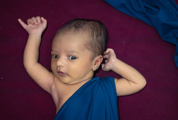 Recém Nascido Bebê Deitado Pano Veludo Vermelho Com Expressão Facial — Fotografia de Stock