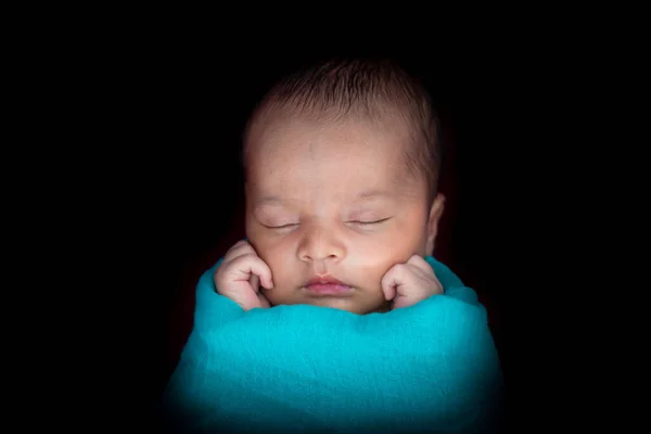 Lindo Bebé Recién Nacido Aislado Durmiendo Abrigo Bebé Con Fondo —  Fotos de Stock