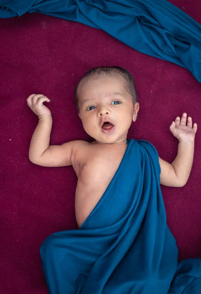 Yeni Doğmuş Bebek Kırmızı Kadife Kumaşın Üzerinde Yatıyor Farklı Açılardan Stok Resim
