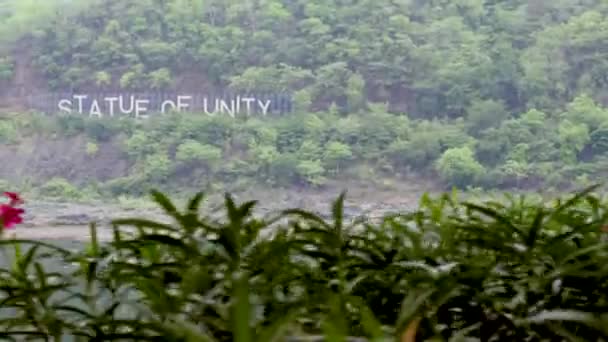 Статуя Единства Доска Написана Зеленой Горе Рекой Утро Плоского Угла — стоковое видео