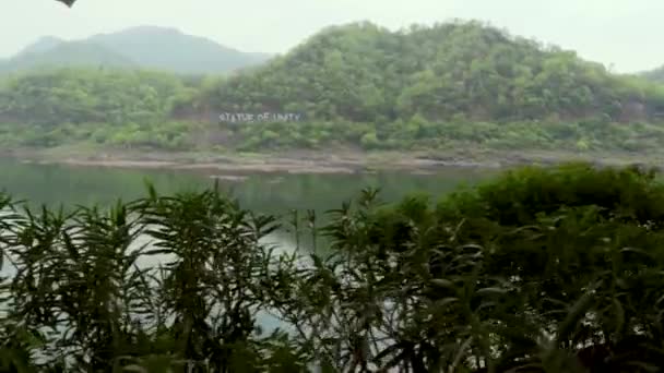 Estatua Junta Unidad Escrita Montaña Verde Con Río Por Mañana — Vídeo de stock