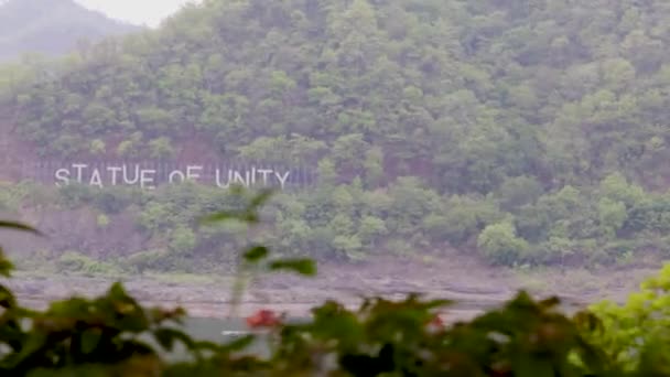 Статуя Дошки Єдності Написана Зеленій Горі Річкою Вранці Плоского Кута — стокове відео