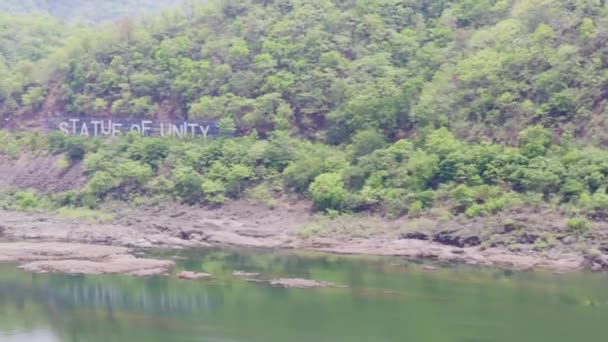 Статуя Дошки Єдності Написана Зеленій Горі Річкою Вранці Плоского Кута — стокове відео