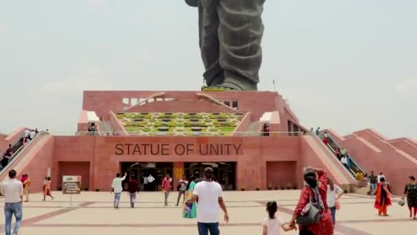 Statue Unité Haute Statue Monde Avec Ciel Lumineux Jour Sous — Video