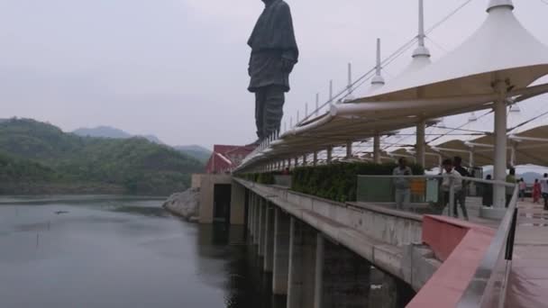 Статуя Єдності Найвища Статуя Світу Яскравим Небом День Різним Кутом — стокове відео