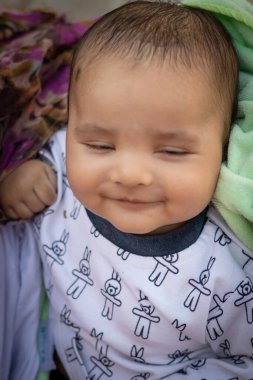 Güzel bebek yüz ifadesi üst açıdan dinleniyor.