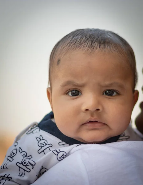 Expressão Facial Infantil Bonito Descansando Ombro Mãe Ângulo Plano — Fotografia de Stock