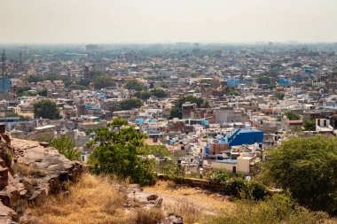 Mavi şehir veya güneş şehri jodhpur rajasthan Hindistan 'da 22 Ekim 2022' de çekilmiş düz açılı tepe manzaralı şehir manzarası..