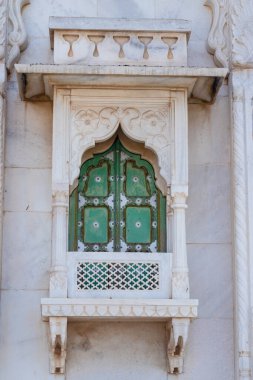 Yassı açı görüntüsünden izole edilmiş beyaz mermer pencere tasarımı 22 Ekim 2022 'de Jaswant Thada Jodhpur Rajasthan Hindistan' da çekilmiştir..