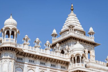 22 Ekim 2022 'de Jaswant Thada Jodhpur Rajasthan Hindistan' da parlak mavi gökyüzüne sahip mimari binası çekildi..