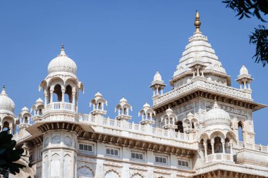 22 Ekim 2022 'de Jaswant Thada Jodhpur Rajasthan Hindistan' da parlak mavi gökyüzüne sahip mimari binası çekildi..