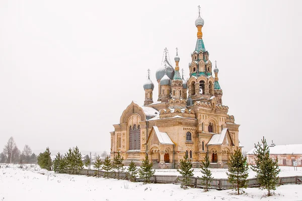 Impresionante iglesia de arquitectura en Kukoboy en Rusia —  Fotos de Stock