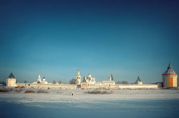 Monasterio de Spaso-Prilutsky en el río Vologda, Rusia — Foto de Stock