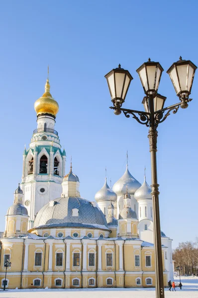 Vista de la Catedral de Santa Sofía y campanario desde la plaza de Vologda —  Fotos de Stock