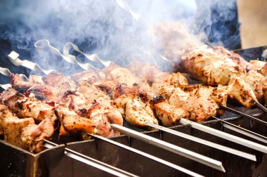 üzerinde kömür ızgara et