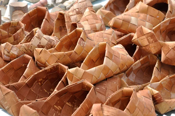 Sapatos de vime nacionais russos de casca de vidoeiro (bast ) — Fotografia de Stock