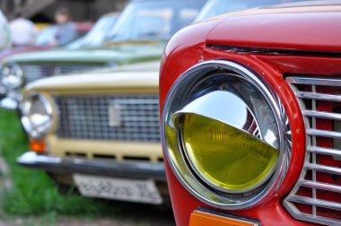 Eski arabanın farları.