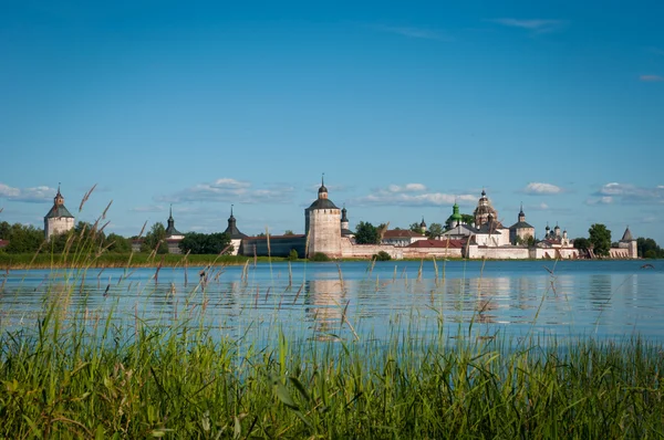 Ancient russian monastery at the lake bank in summer — Stock Photo, Image