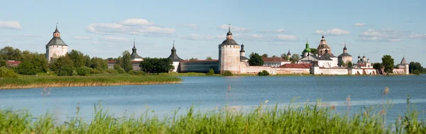 Mosteiro russo antigo na margem do lago no verão — Fotografia de Stock