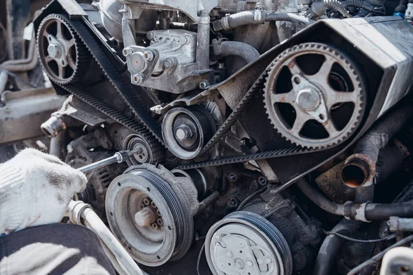 Bil motor demonterad på grunt skärpedjup — Stockfoto