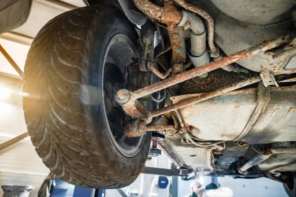 Roue Suspension Une Vieille Voiture Rouillée Sur Ascenseur Faible Profondeur — Photo