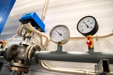 Sığ bir alan derinliğindeki ısıtma sistemindeki basıncı gösteren yeni basınç göstergeleri