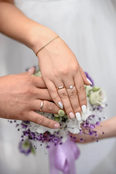 Mains Mariée Marié Avec Des Alliances Sur Bouquet Fleurs Dans — Photo