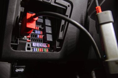 Araç sigorta bloğu, araba sistemlerinin bilgisayar kontrolleri için bir konnektör ile