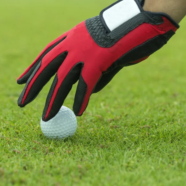 Mão segurar bola de golfe — Fotografia de Stock
