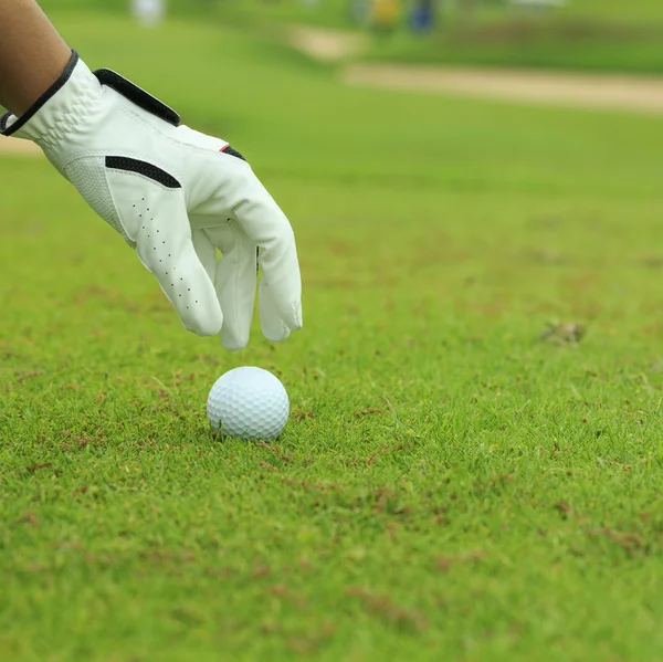 Mão segurar bola de golfe — Fotografia de Stock