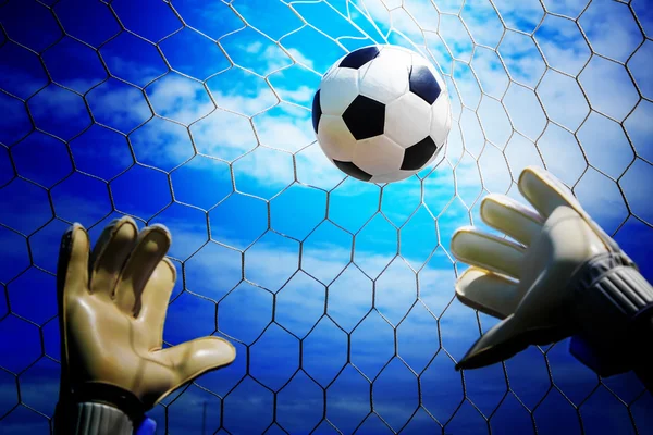 Balón de fútbol en el gol —  Fotos de Stock