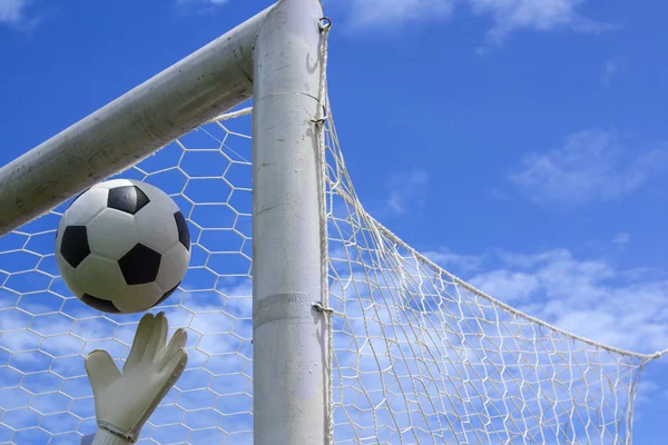 Bola de futebol em gol — Fotografia de Stock