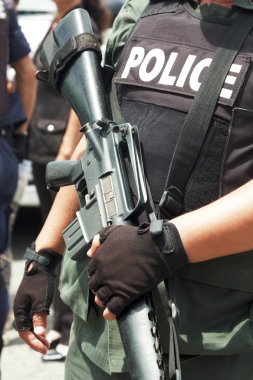 Polis memuru ve tüfek
